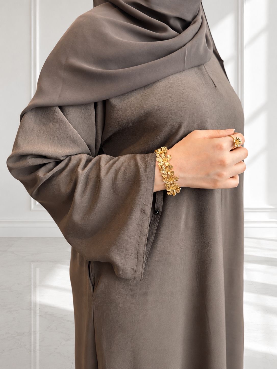 Taupe Brown Closed Abaya thumbnail