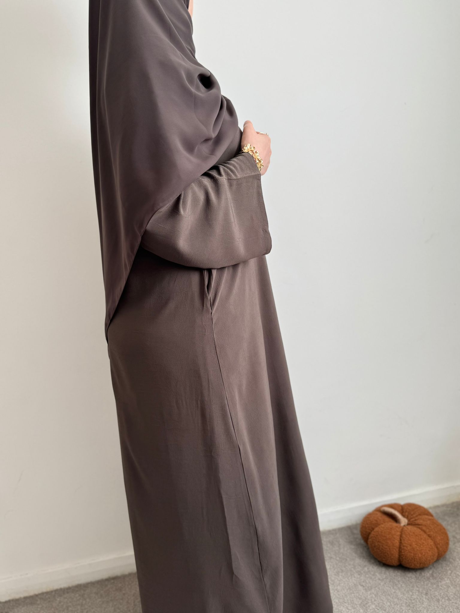Taupe Brown Closed Abaya thumbnail